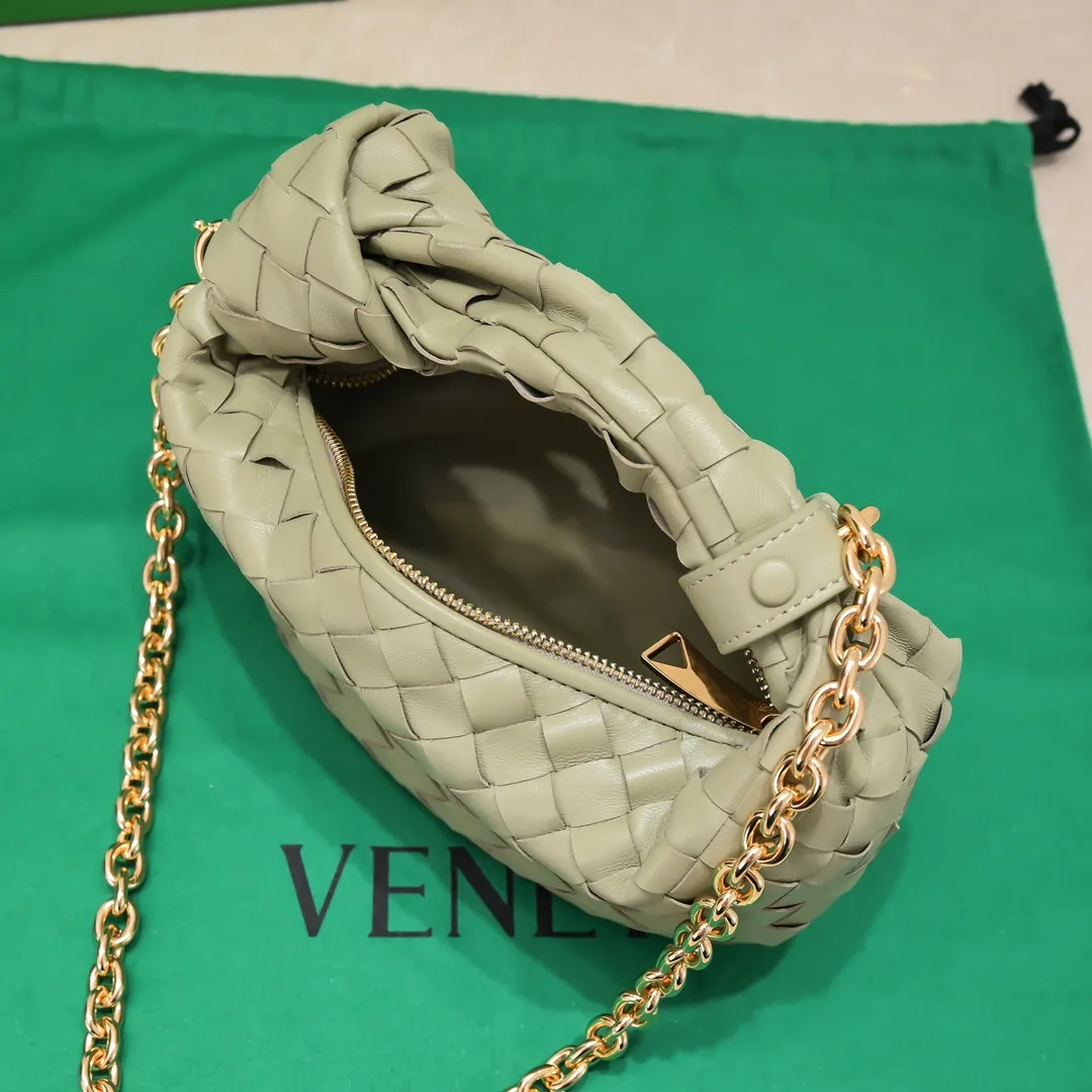 Batch 1220 Ready Stock/Travertine Green Hello everyone, I have a new name, it’s called chain jodie. Jodie’s chain clause ~ can finally be carried on the shoulder. It is based on the original bag type and adds a chain shoulder strap, and it is detachable! It's equivalent to spending one dollar to buy two bags. As the ace cutie of BV family, I really have no choice but to buy one! This bag of ours is really the same as ZP. You can wear it with a small amount of money~ Original sheepskin➕all steel hardware 28×23×8cm, model: 6699-9#